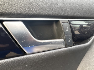Rucica otvaranja vrata desna lijeva Mercedes W204 (fotografija 1)