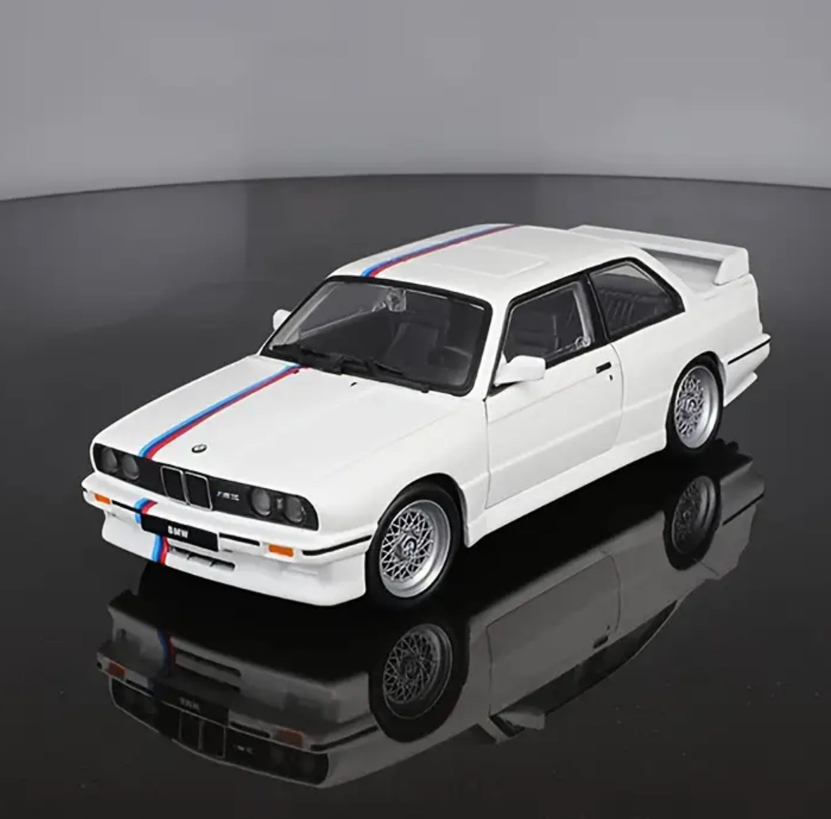 Burago BMW M3 1:24 metalni