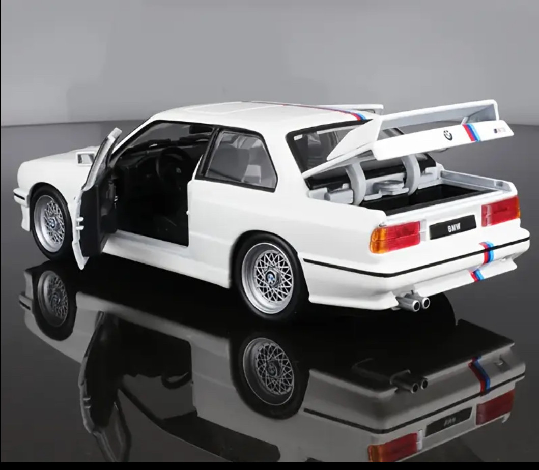 Burago BMW M3 1:24 metalni