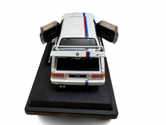 Burago BMW M3 1:24 metalni