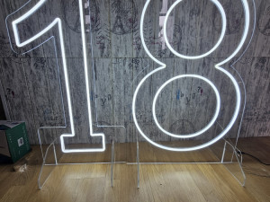Svijetleci brojevi od plexiglasa broj 1 8 na struju 86cm