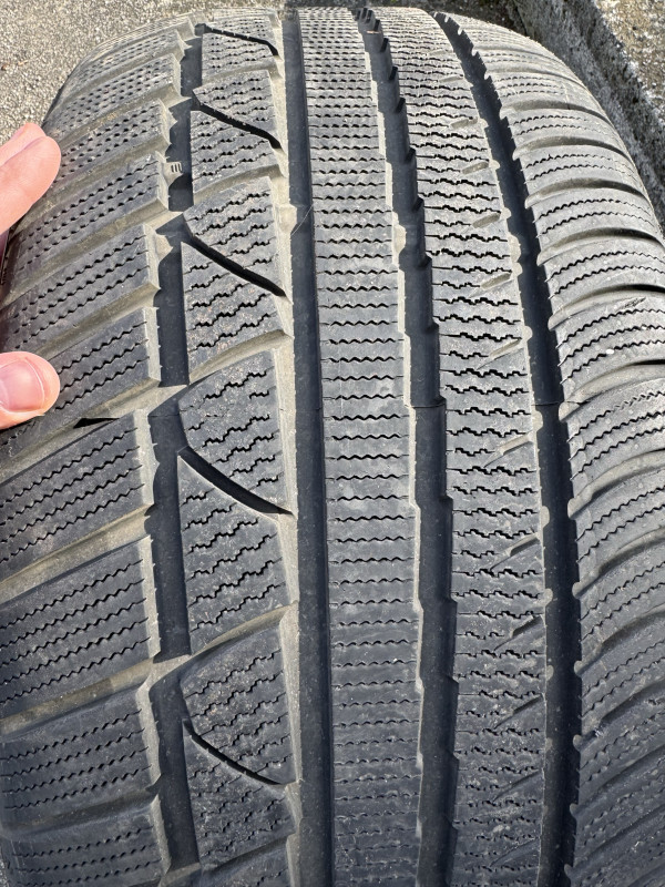 275 40 19 m+sgume 2 komada nove