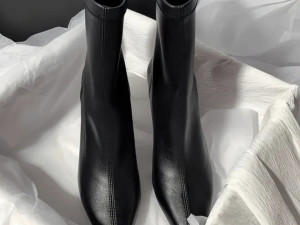 Ženske crne kozne  elegantne kratke čizme gležnjače 37 broj