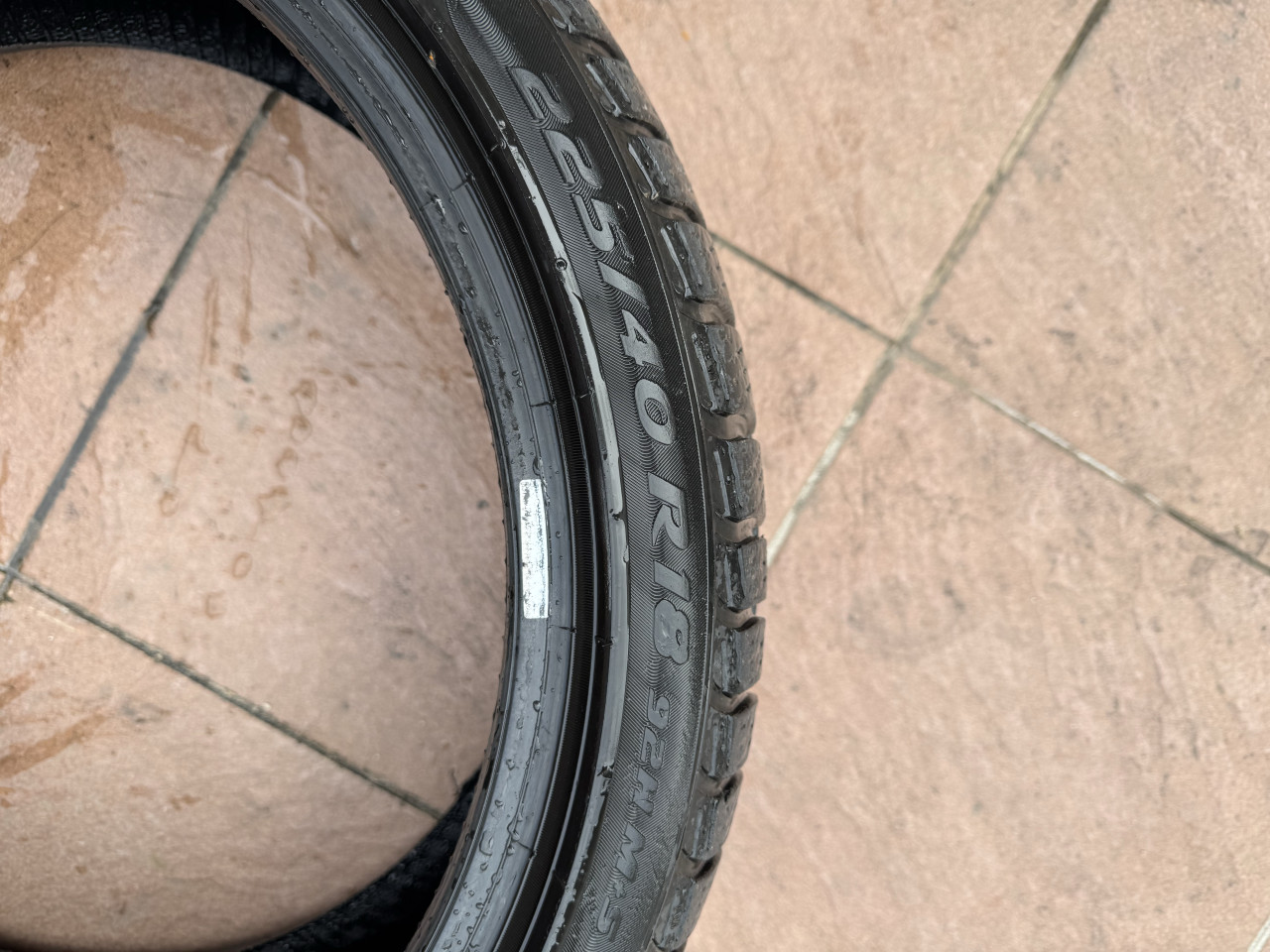 Gume Pirelli 225/40 R18 u odlicnom stanju M+S