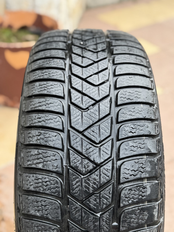 Gume Pirelli 225/40 R18 u odlicnom stanju M+S