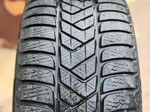 Gume Pirelli 225/40 R18 u odlicnom stanju M+S