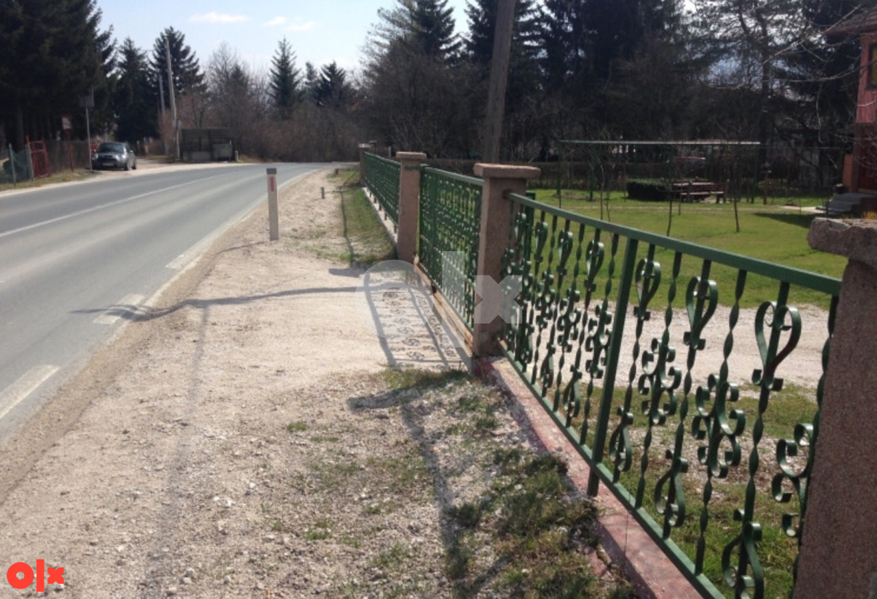 Kuća Rakovica stambeno poslovna uz samu cestu 10