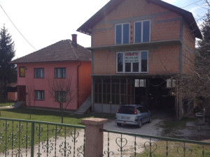 House Rakovica residential-commercial right on the road
