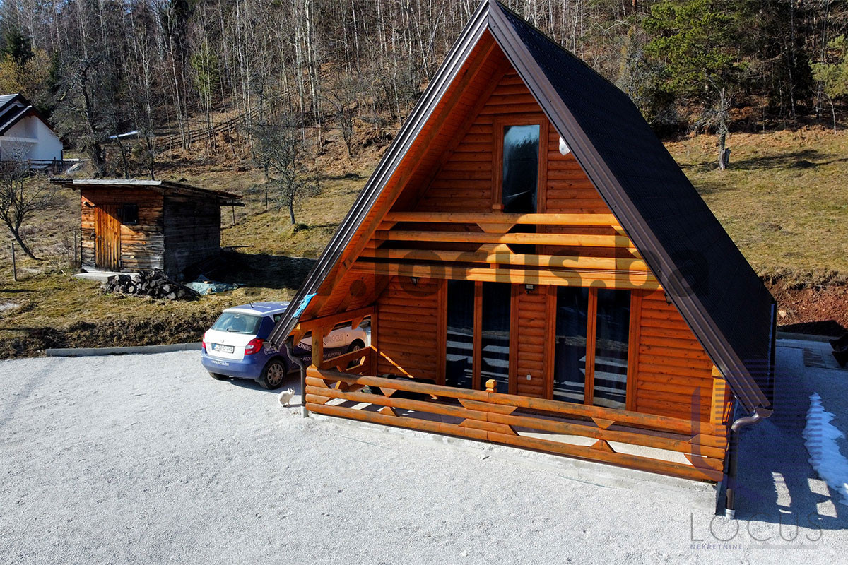 LOCUS: Prelijepa vikendica na parceli 4.000m2, Nišići pnk 4