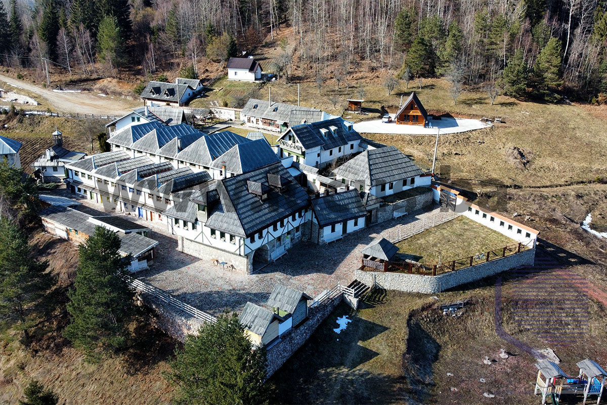 LOCUS: Prelijepa vikendica na parceli 4.000m2, Nišići pnk 15