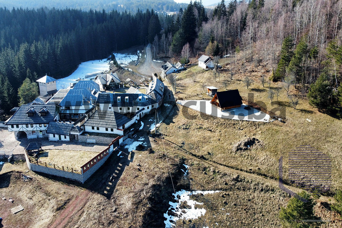 LOCUS: Prelijepa vikendica na parceli 4.000m2, Nišići pnk 16