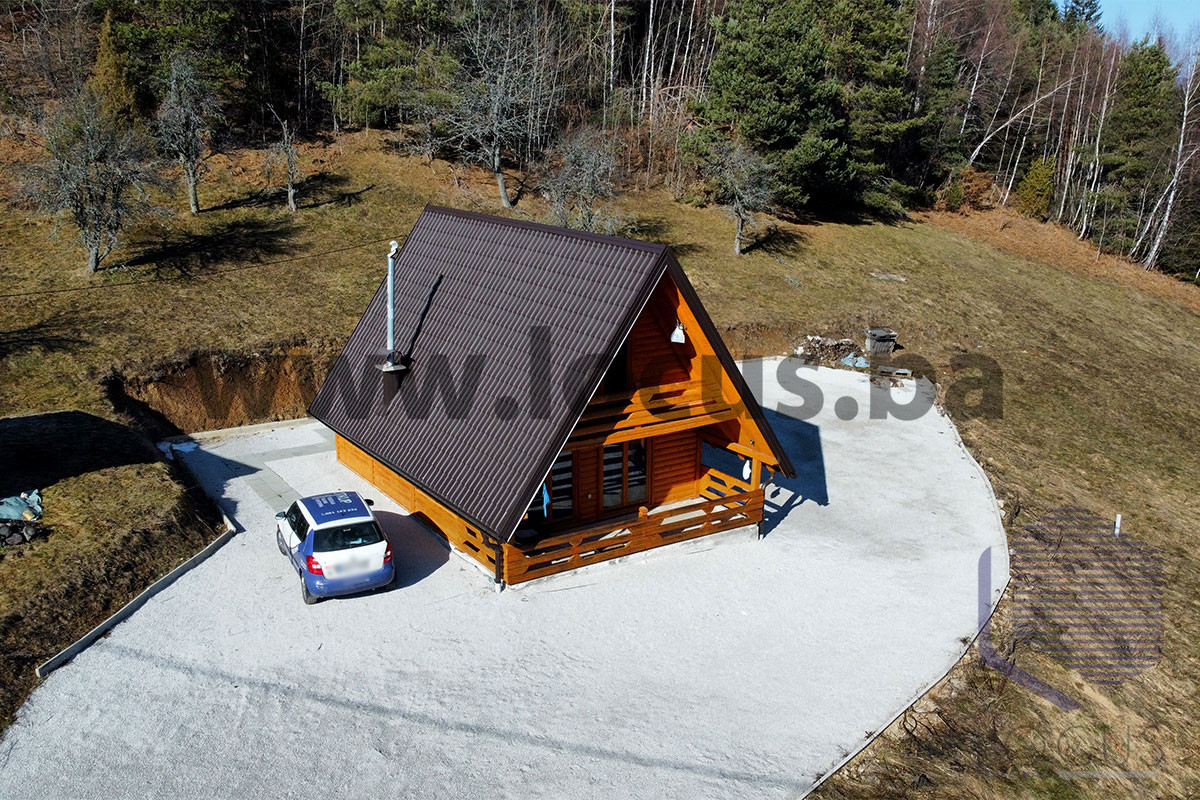 LOCUS: Prelijepa vikendica na parceli 4.000m2, Nišići pnk 18