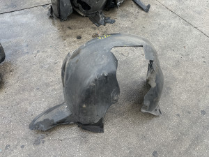 Pvc blatobran desni Volkswagen Jetta 2014 (fotografija 1)