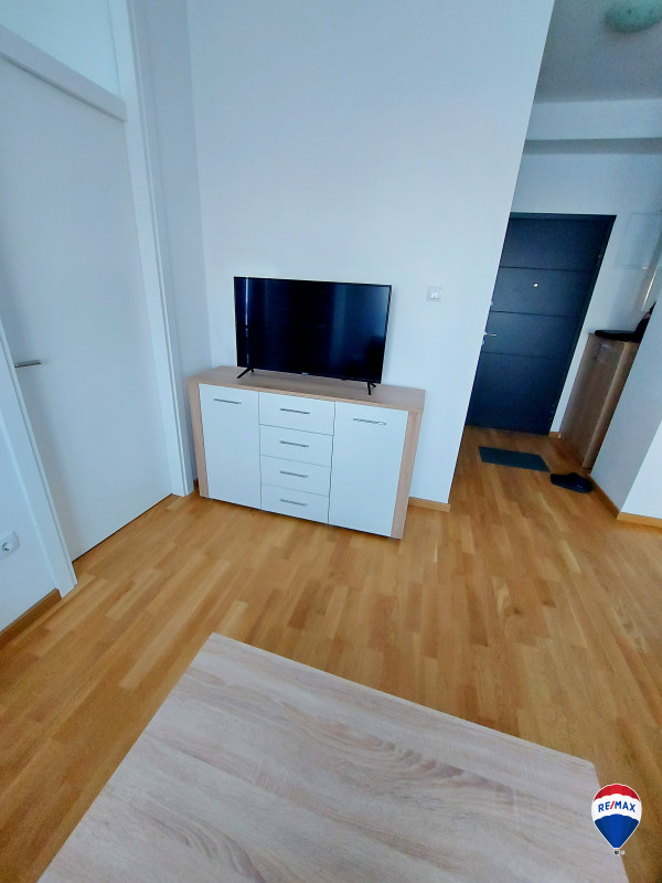 Namješten dvosoban stan 40m2 kod parka Mladen Stojanović 3