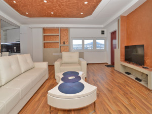 MODERNO RENOVIRAN I OPREMLJEN ČETVOROSOBAN STAN