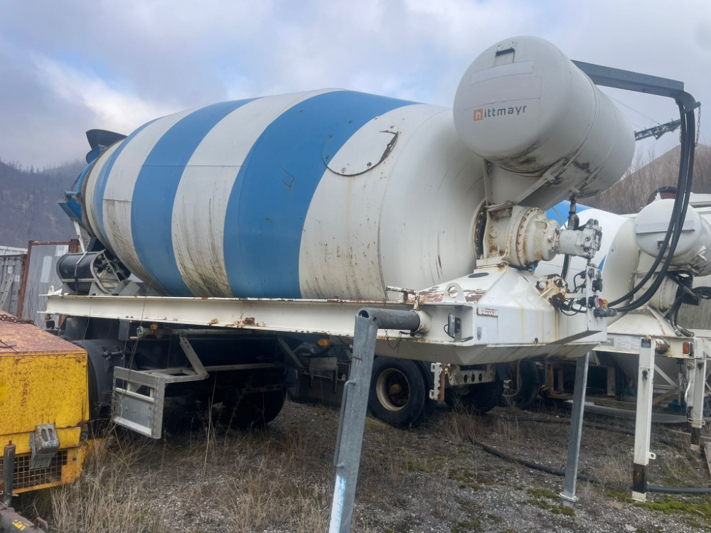 Poluprikolica Mixer