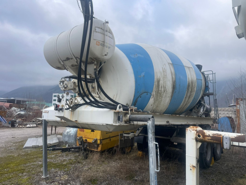 Poluprikolica Mixer