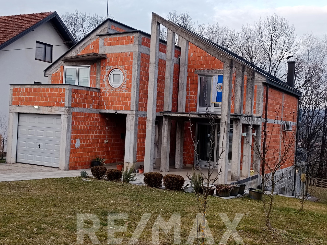 Neobična dvospratna kuća 300m2 u Srpcu kod Doma zdravlja 22