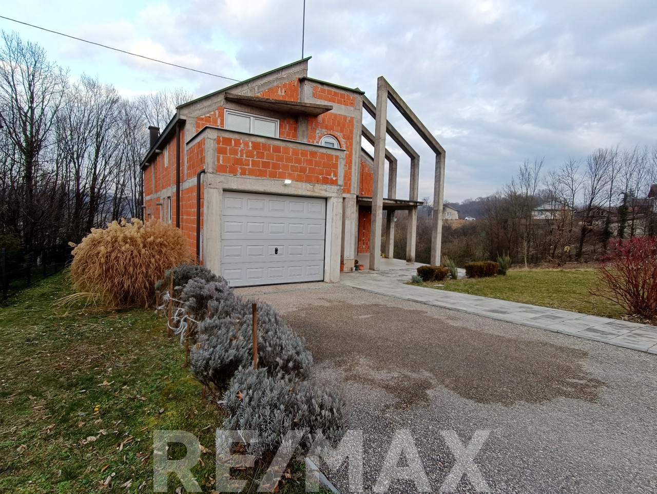 Neobična dvospratna kuća 300m2 u Srpcu kod Doma zdravlja 26