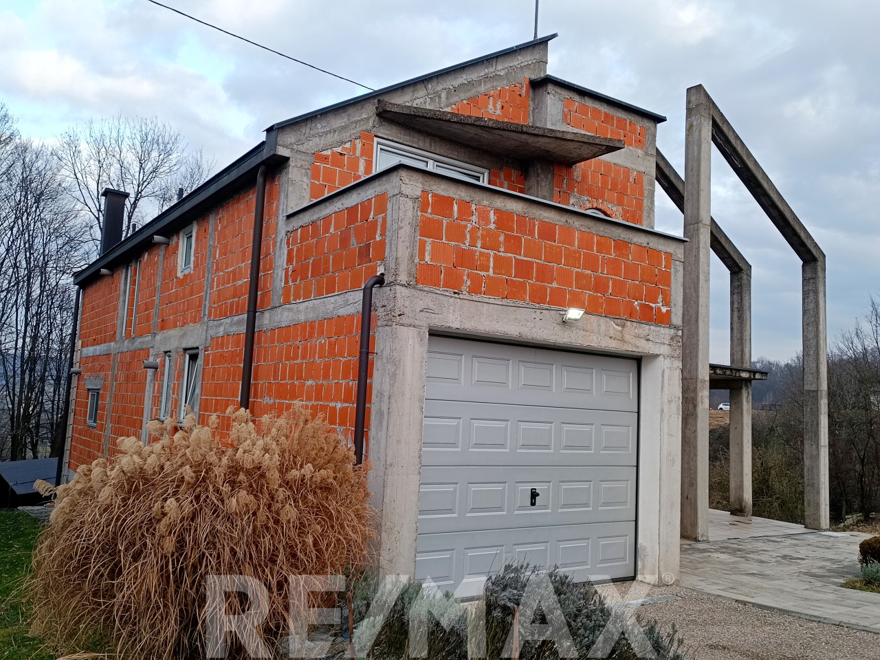 Neobična dvospratna kuća 300m2 u Srpcu kod Doma zdravlja 28