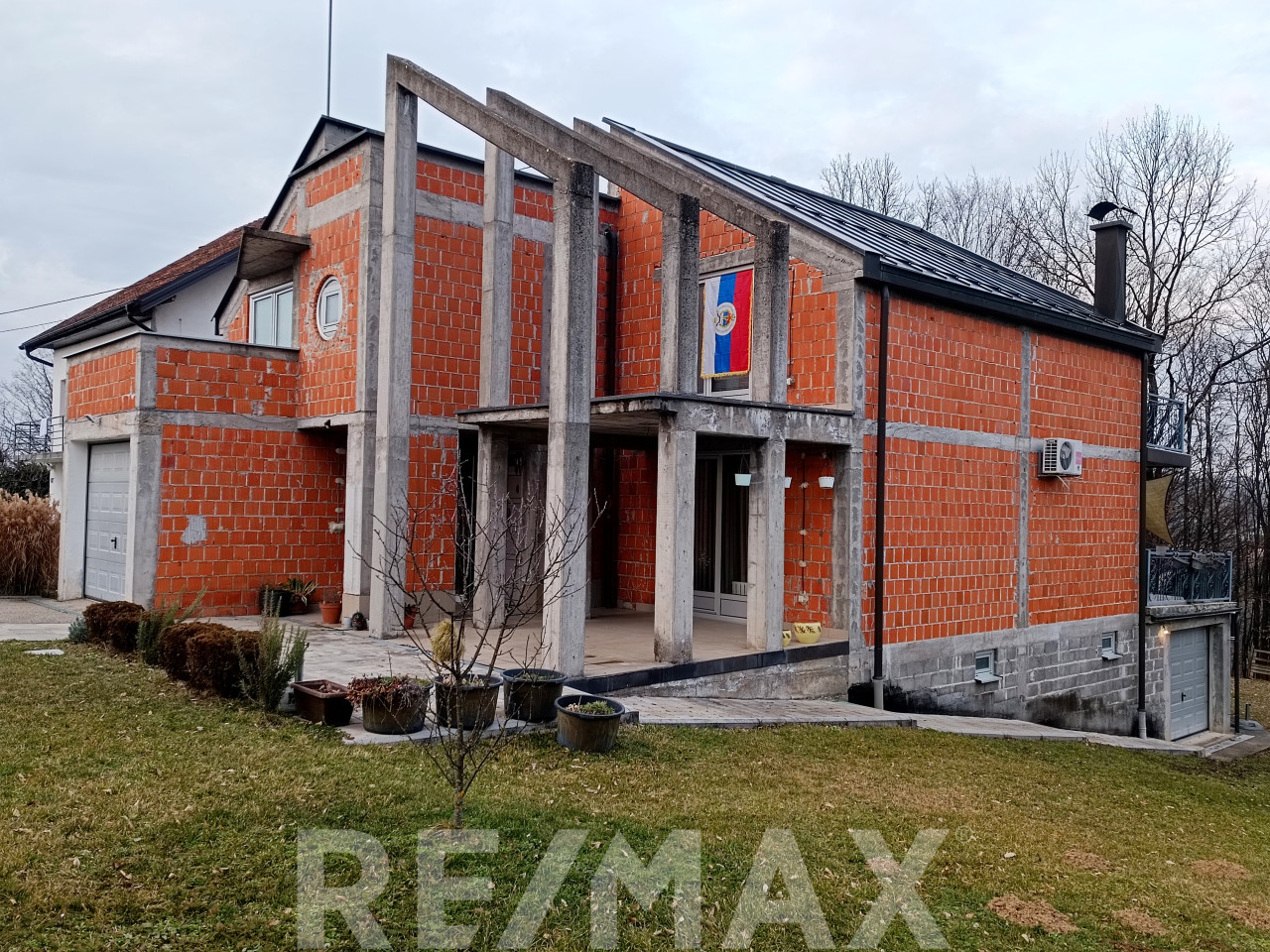 Neobična dvospratna kuća 300m2 u Srpcu kod Doma zdravlja 29