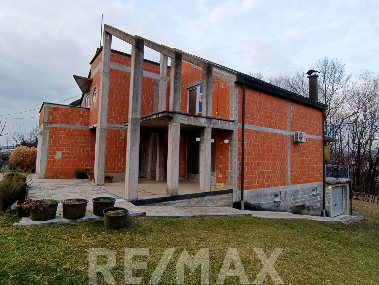 Neobična dvospratna kuća 300m2 u Srpcu kod Doma zdravlja 30