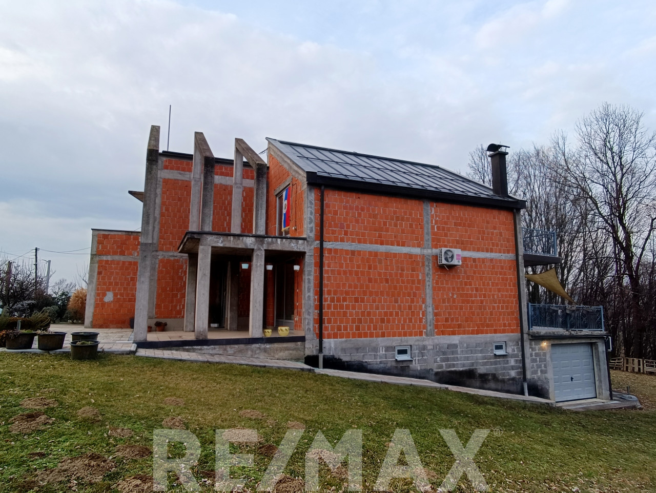 Neobična dvospratna kuća 300m2 u Srpcu kod Doma zdravlja 31