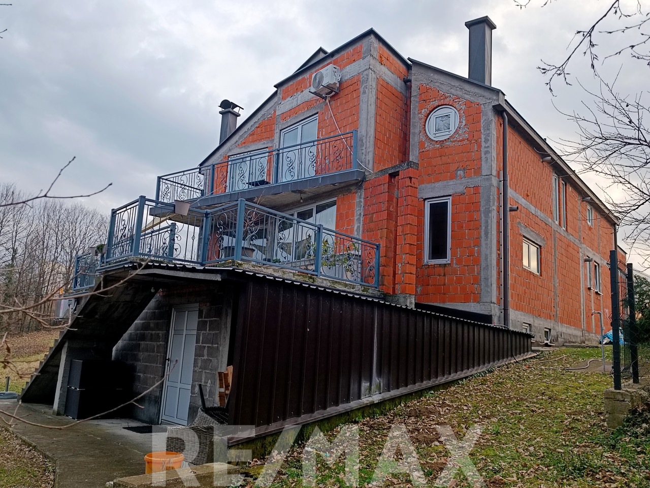 Neobična dvospratna kuća 300m2 u Srpcu kod Doma zdravlja 35