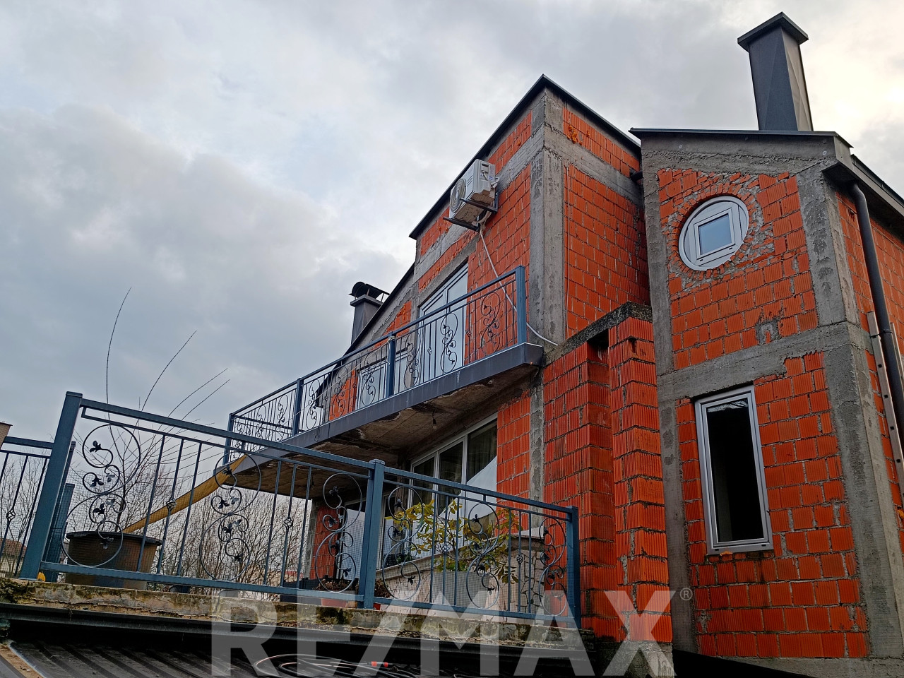 Neobična dvospratna kuća 300m2 u Srpcu kod Doma zdravlja 39