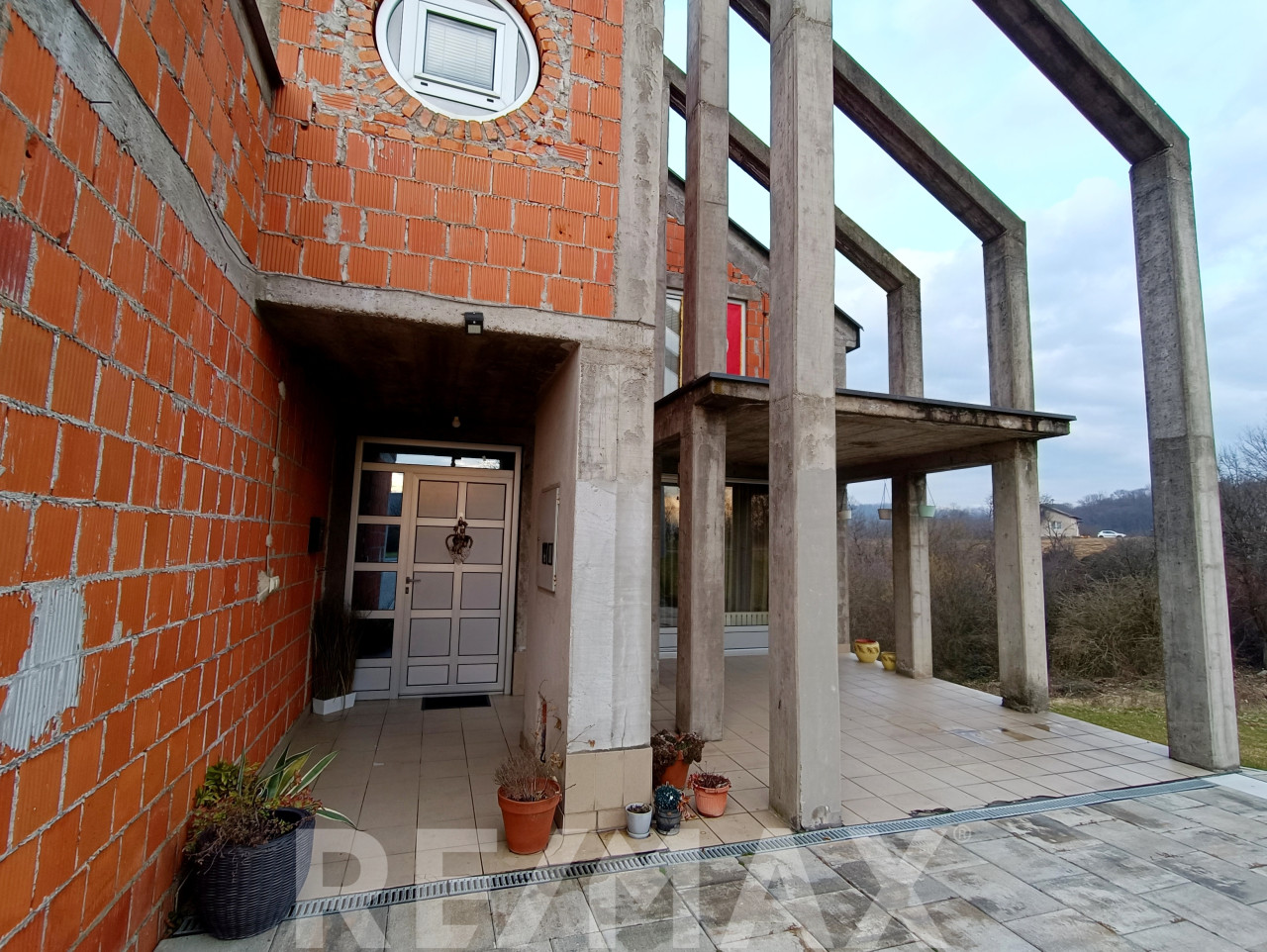 Neobična dvospratna kuća 300m2 u Srpcu kod Doma zdravlja 36