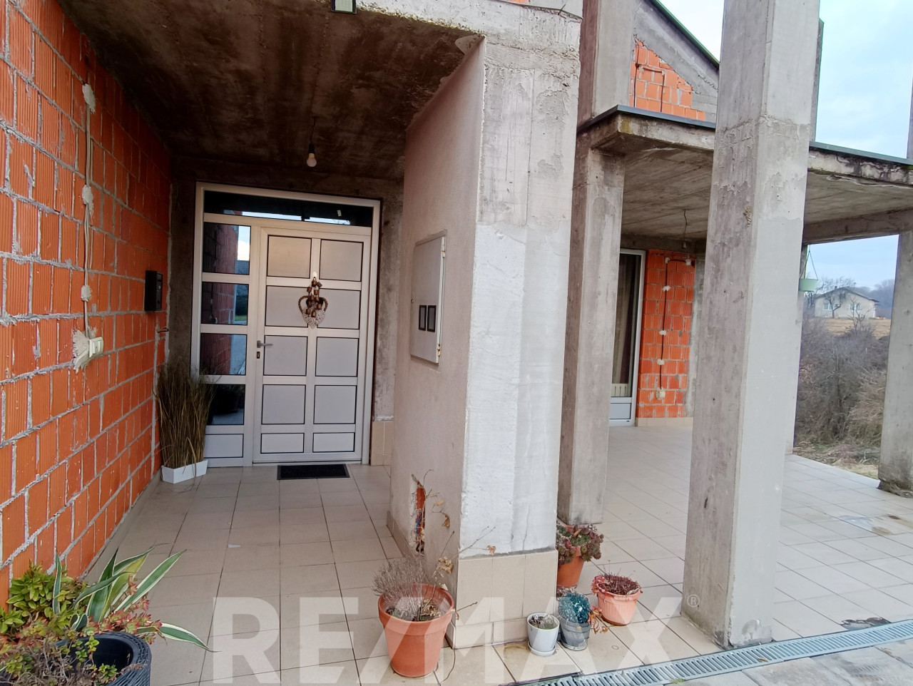 Neobična dvospratna kuća 300m2 u Srpcu kod Doma zdravlja 41