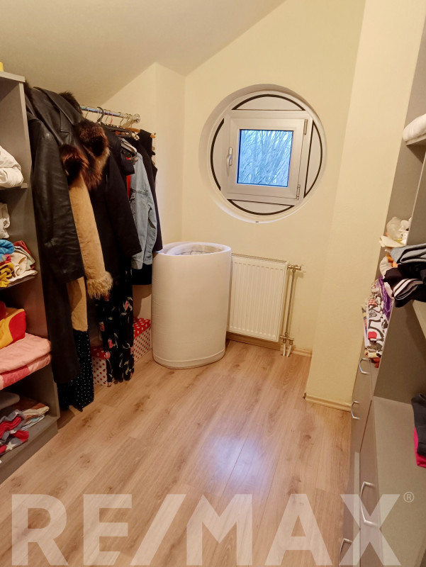 Neobična dvospratna kuća 300m2 u Srpcu kod Doma zdravlja 14