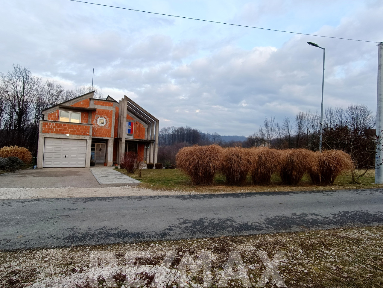 Neobična dvospratna kuća 300m2 u Srpcu kod Doma zdravlja 44