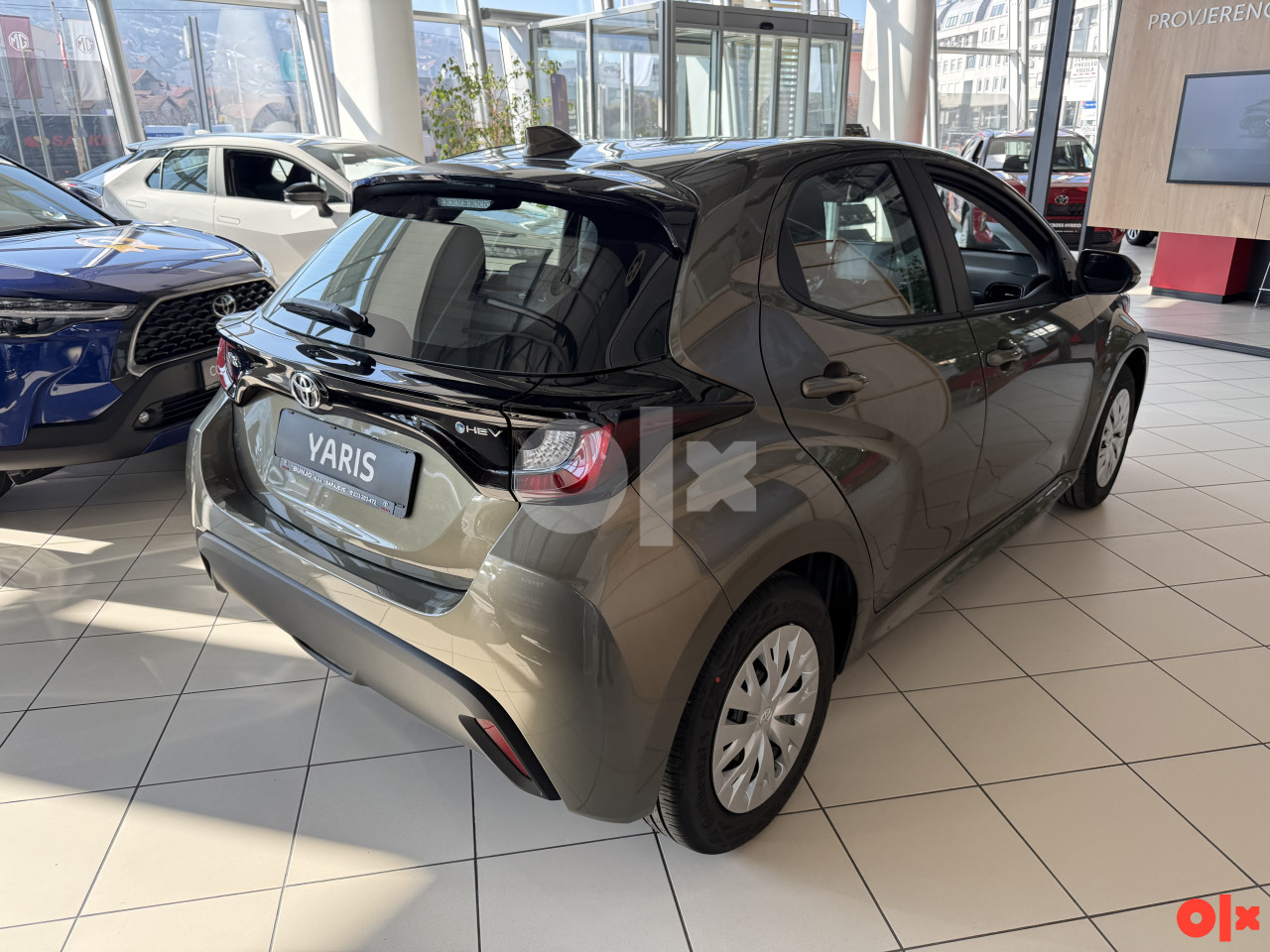 Toyota Yaris NA STANJU CRNA