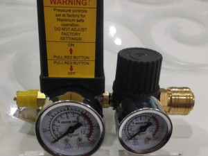 Monofazna zračna tlačna sklopka za kompresor sa regulatorom