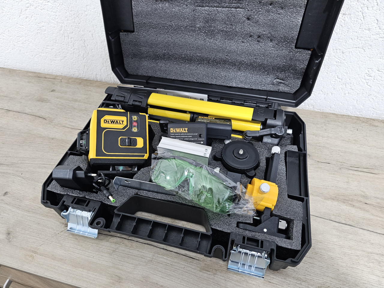Nivelator Dewalt Sa Tronoscem Gradjevinski Laser Nivelin