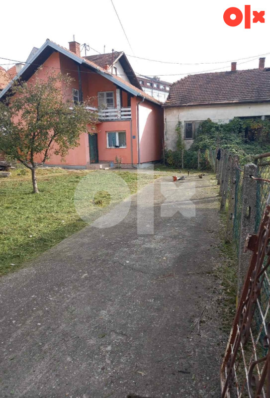 Centar, plac sa poslovnim prostorom i kućom 2