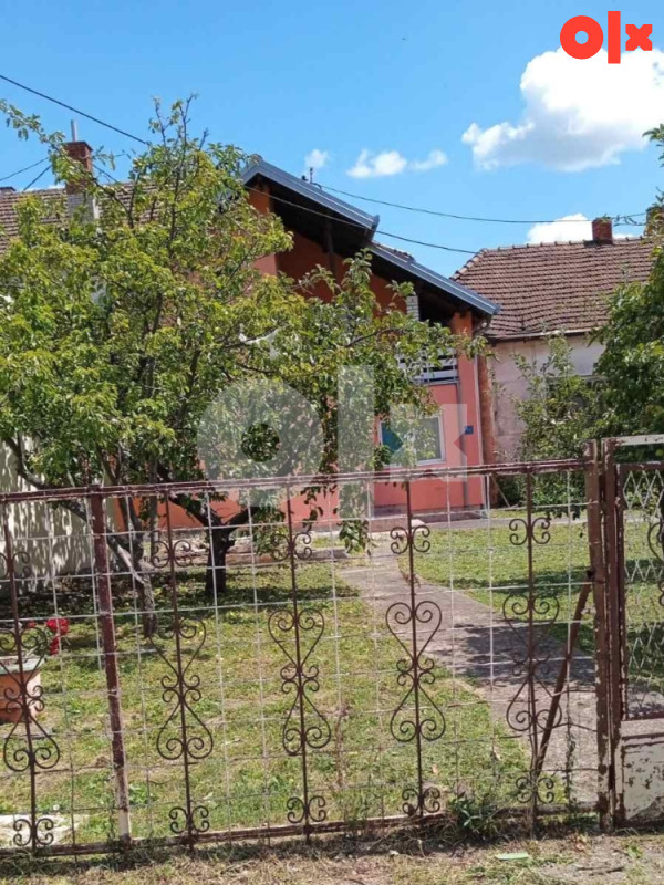 Centar, plac sa poslovnim prostorom i kućom 3