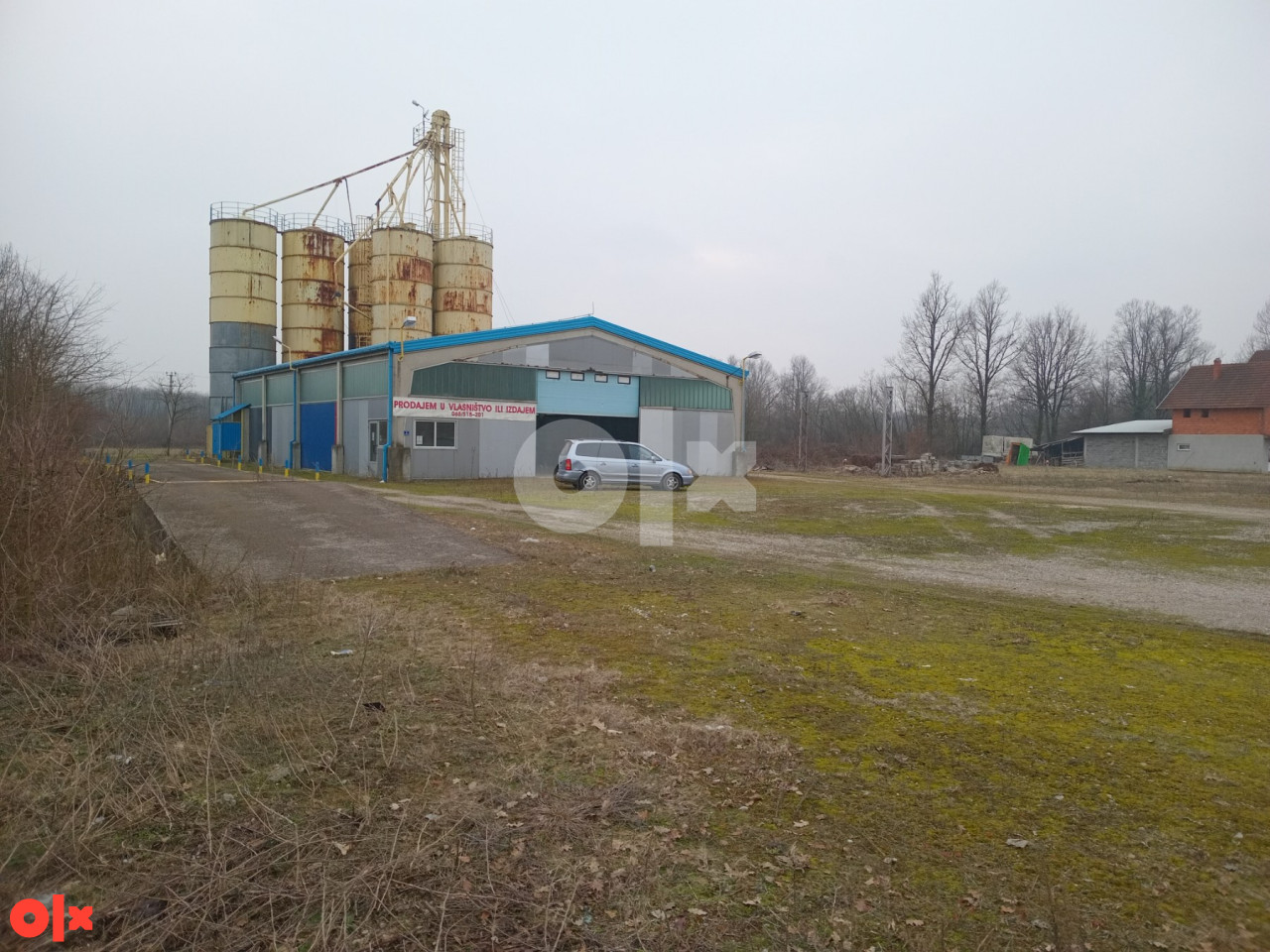 PRODAJA-11000m2 zemljišta sa halom, silosima i infrastrukturom