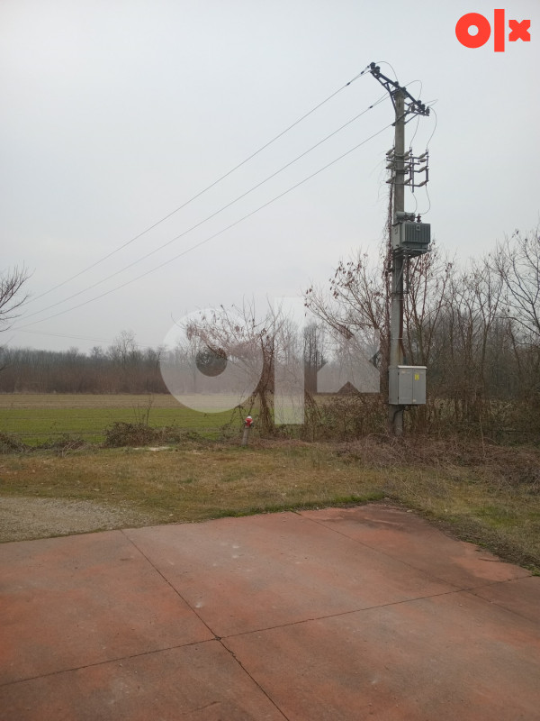 PRODAJA-11000m2 zemljišta sa halom, silosima i infrastrukturom 9