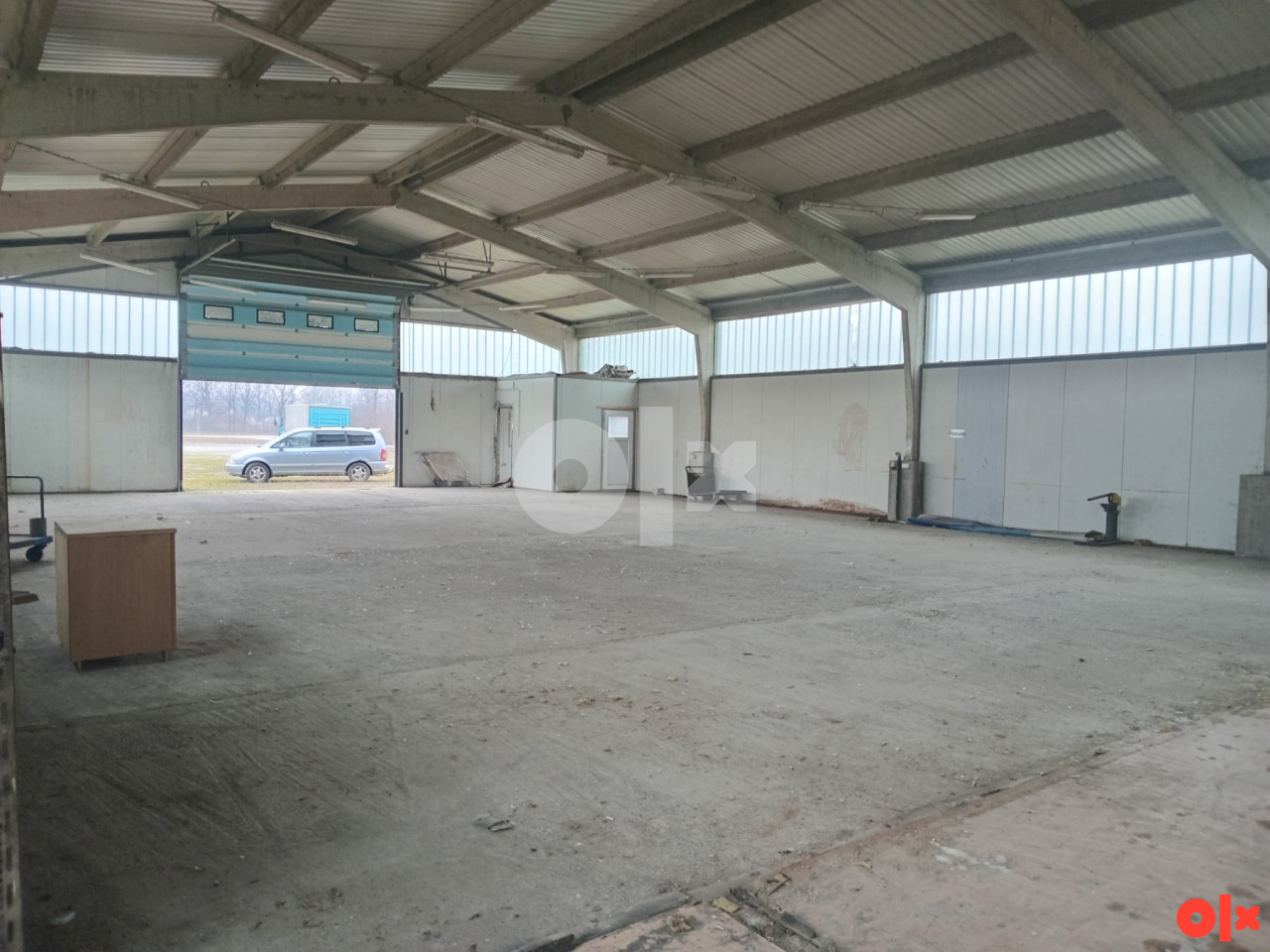 PRODAJA-11000m2 zemljišta sa halom, silosima i infrastrukturom 11