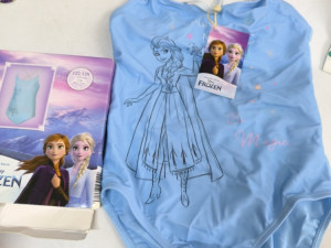 Frozen kupaći za djevojčice.
122/128 za uzrast 7/8 Godina.