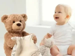 plisani medo za bebe koji prica i igra zmurke