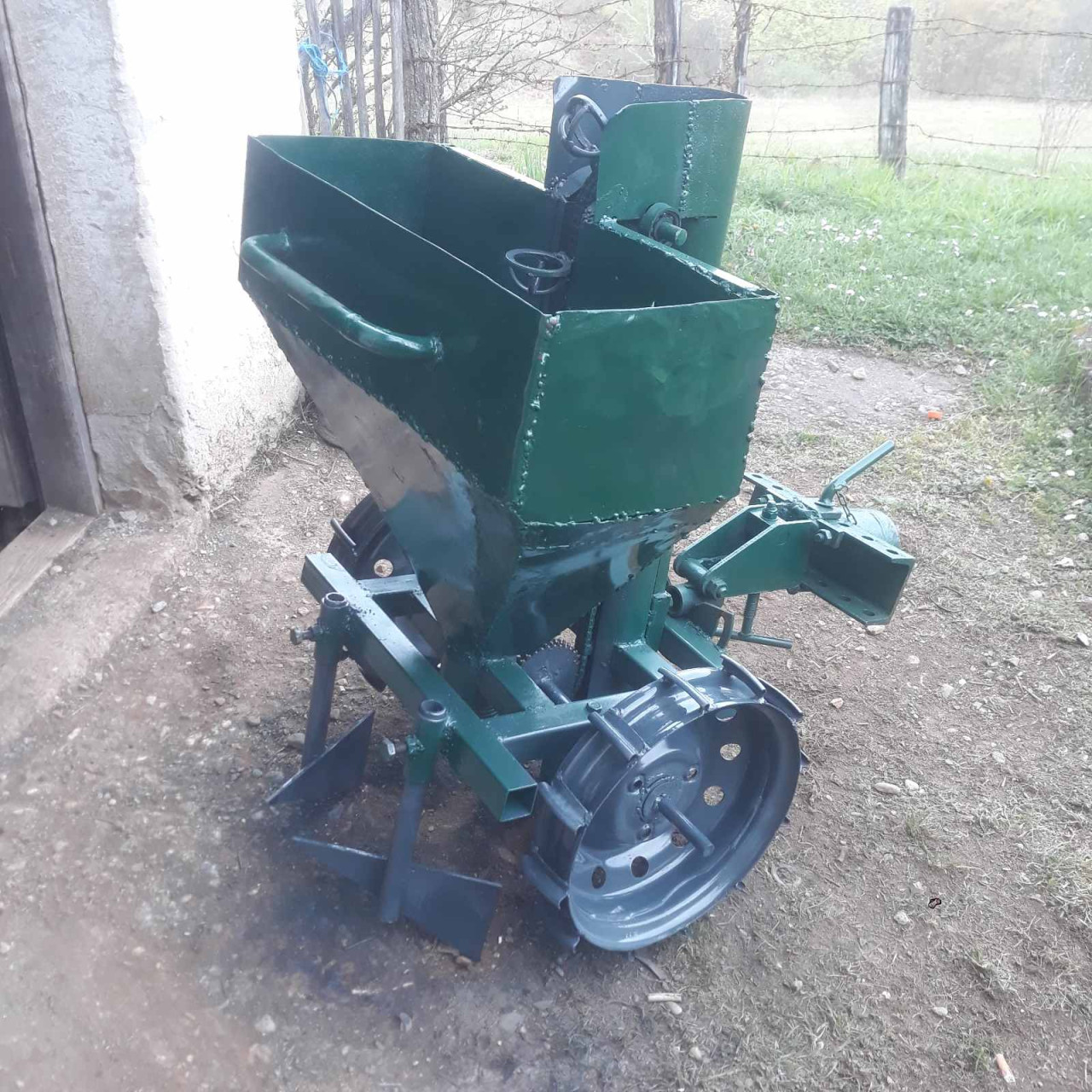 Sadilica za krompir na motokultivator labin progres