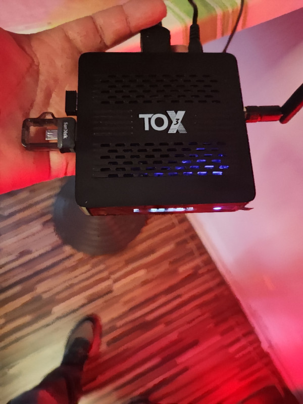 Ugoos Tox 3  ddr4 Tv box sa svim dodacima