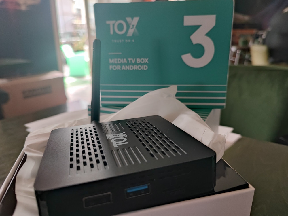 Ugoos Tox 3  ddr4 Tv box sa svim dodacima