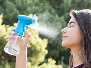 Prenosni rucni ventilator sa rasprsivacem vode