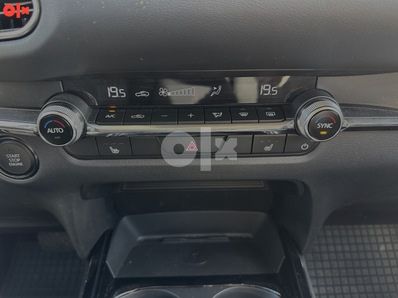 2025 Mazda 3 SDN G140 Centre Line Platinum Quartz/ CRVENA