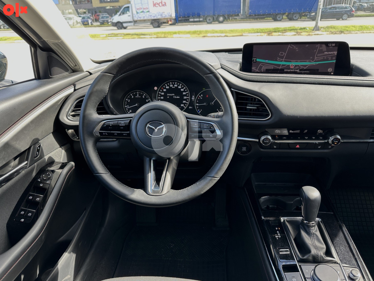 2025 Mazda 3 SDN G140 Centre Line Platinum Quartz/ CRVENA