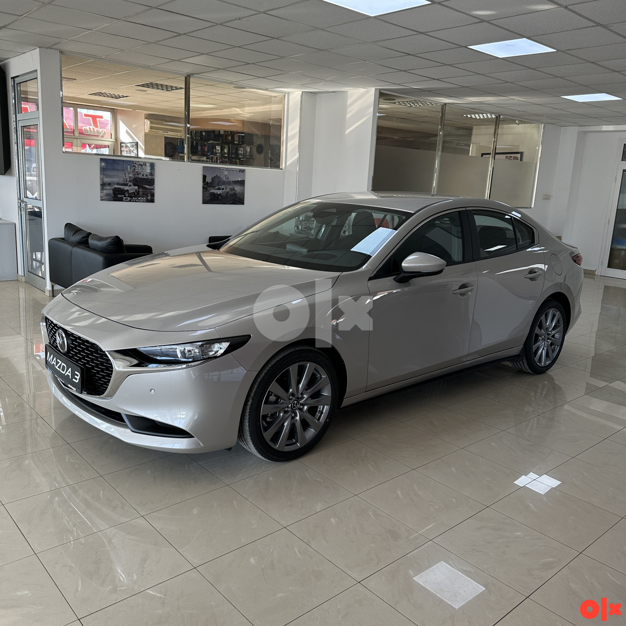 2025 Mazda 3 SDN G140 Centre Line Platinum Quartz/ CRVENA